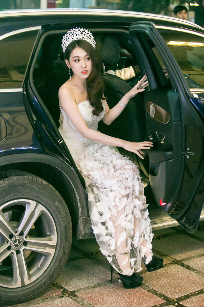 Hoa hậu Ho&agrave;ng Kim xuất hiện rạng rỡ, lần đầu l&agrave;m gi&aacute;m khảo tại cuộc thi nhan sắc
