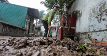 Dân làng vất vả dọn đống ngổn ngang sau vụ nổ ở Bắc Ninh