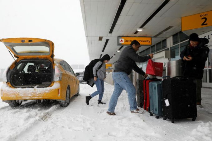 Tuyết vơi d&agrave;y khiến nhiều chuyến bay bị hủy.