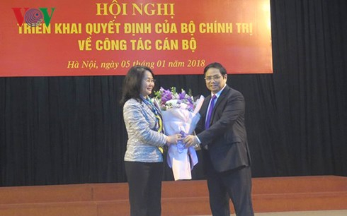 Trưởng Ban Tổ chức Trung ương Phạm Minh Ch&iacute;nh ch&uacute;c mừng b&agrave; L&acirc;m Thị Phương Thanh.