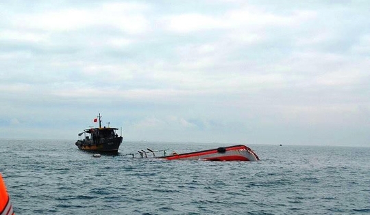 Đâm chìm tàu cá khiến 15 ngư dân suýt chết, tàu hàng bỏ chạy