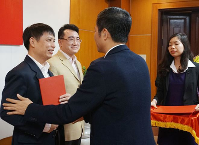 Bộ trưởng trao Quyết định cho t&acirc;n Cục trưởng Cục Thương mại điện tử v&agrave; Kinh tế số Đặng Ho&agrave;ng Hải.