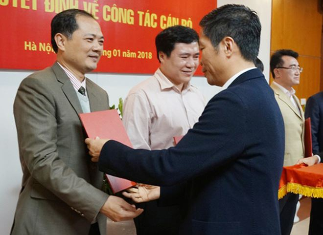 Bộ trưởng trao Quyết định cho t&acirc;n Vụ trưởng Vụ Ph&aacute;p chế Nguyễn Anh Sơn.