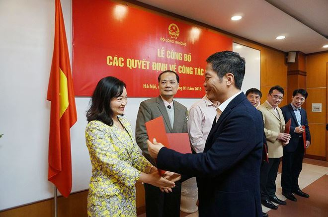 Bộ trưởng trao Quyết định cho t&acirc;n Ph&oacute; Vụ trưởng phụ tr&aacute;ch Vụ TKNL v&agrave; Ph&aacute;t triển bền vững Nguyễn Thị L&acirc;m Giang.