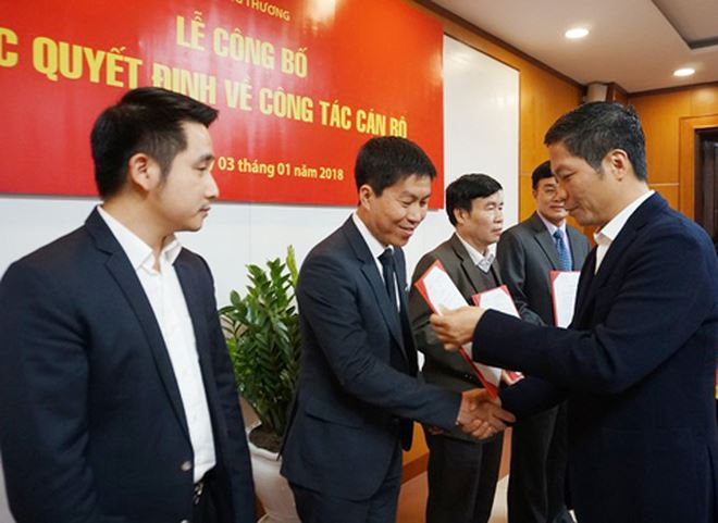 Bộ trưởng trao Quyết định cho t&acirc;n Ph&oacute; Cục trưởng Cục Ph&ograve;ng vệ thương mại Chu Thắng Trung.