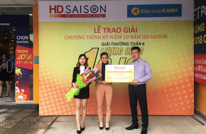 Chị Phạm Thị Tuyết (giữa) &ndash; kh&aacute;ch h&agrave;ng thứ 6 nhận được một lượng v&agrave;ng SJC từ HD SAISON