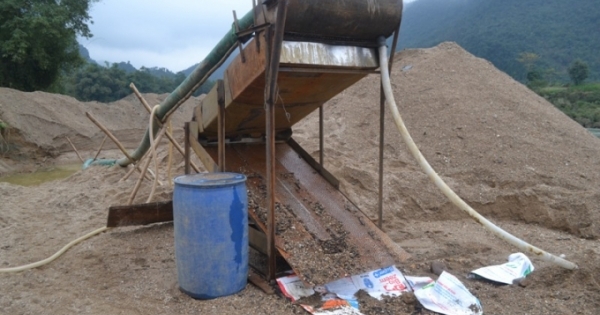 Hà Giang: Tạm giữ máy móc khai thác vàng trái phép trên sông Lô