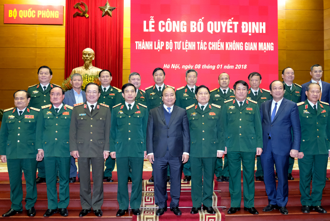 Thủ tướng Nguyễn Xu&acirc;n Ph&uacute;c c&ugrave;ng c&aacute;c vị l&atilde;nh đạo Bộ Quốc ph&ograve;ng tại buổi lễ.