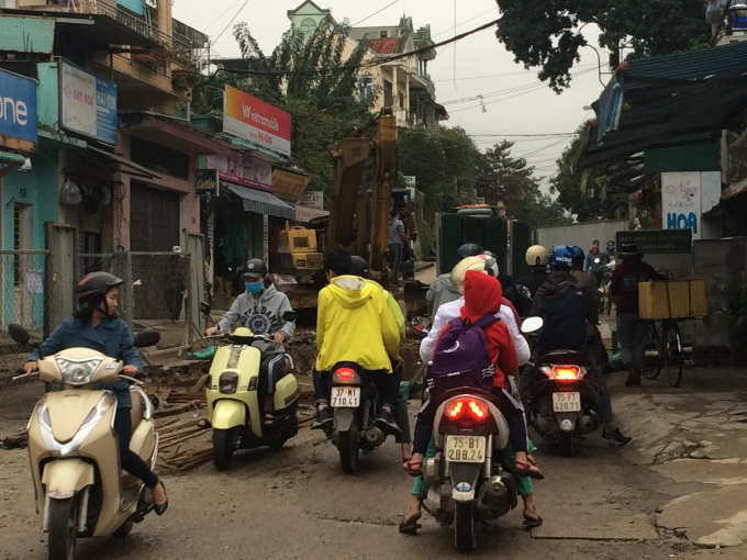 T&igrave;nh trạng kẹt xe tại Nguyễn Trường Tộ.