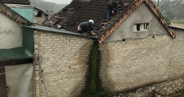Nổ lớn thổi bay mái nhà, hai vợ chồng bị thương nặng
