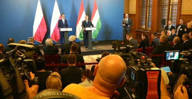 Ba Lan v&agrave; Hungary l&agrave; một &ldquo;ph&eacute;p thử chưa từng c&oacute; tiền lệ&rdquo; đối với EU