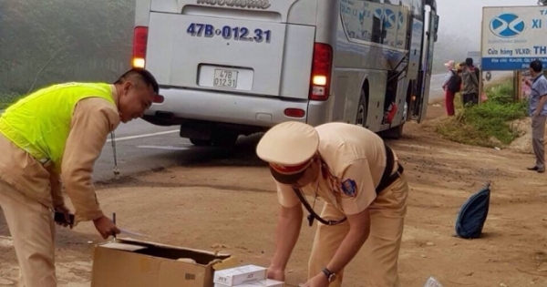 Đắk Lắk: CSGT liên tiếp phát hiện xe khách vận chuyển thuốc lá, pháo lậu