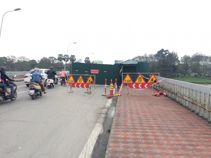 Khu vực cầu đang sửa chữa (Ảnh: Nguyễn Hiền).