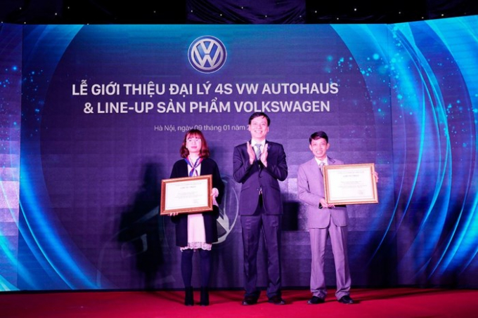 &Ocirc;ng V&otilde; Tuấn Anh - TGĐ VW Việt Nam trao giấy chứng nhận cho 2 cơ sở của Đại l&yacute; 4S VW AutoHaus.