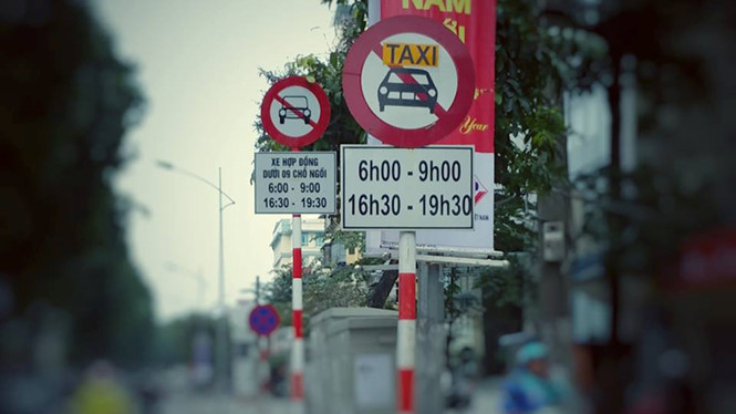 H&agrave; Nội bắt đầu cắm biển cấm xe hợp đồng dưới 9 chỗ như Uber v&agrave; Grab. Ảnh: hanoimoi.com.vn