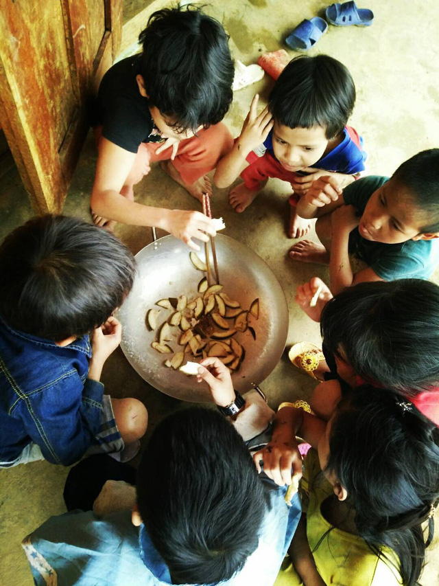 Nhiều ch&aacute;u &aacute;o kh&ocirc;ng đủ ấm, bữa ăn c&ograve;n nhiều kh&oacute; khăn. C&aacute;c c&ocirc; phải vận động th&ecirc;m c&aacute;c mạnh thường qu&acirc;n hỗ trợ th&ecirc;m bữa ăn cho c&aacute;c ch&aacute;u