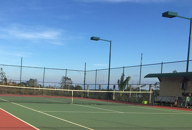 S&acirc;n tennis trong khu&ocirc;n vi&ecirc;n trụ sở x&atilde; Nh&acirc;n Cơ. Ảnh LỮ HỒ.