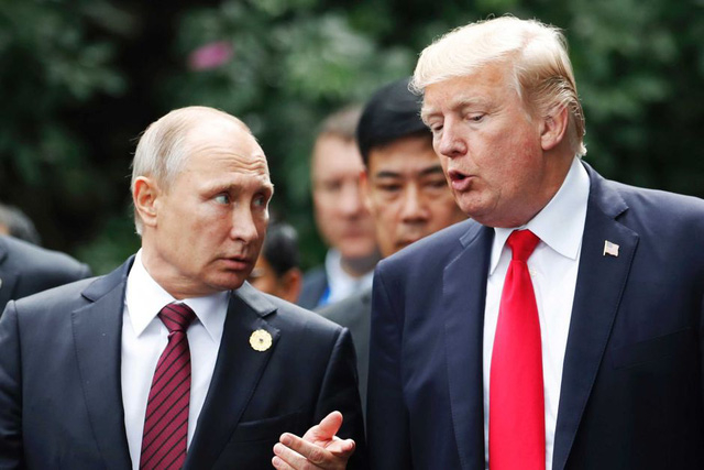 Tổng thống Putin (tr&aacute;i) tr&ograve; chuyện với Tổng thống Trump khi dự hội nghị cấp cao APEC tại Việt Nam (Ảnh: Reuters)