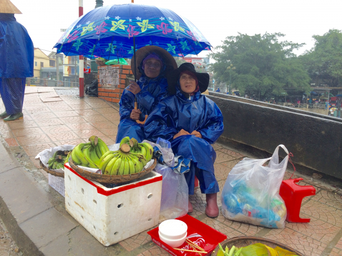 B&aacute;n h&agrave;ng dưới trời lạnh buốt ở Huế (Ảnh: Nguyễn Hiền)