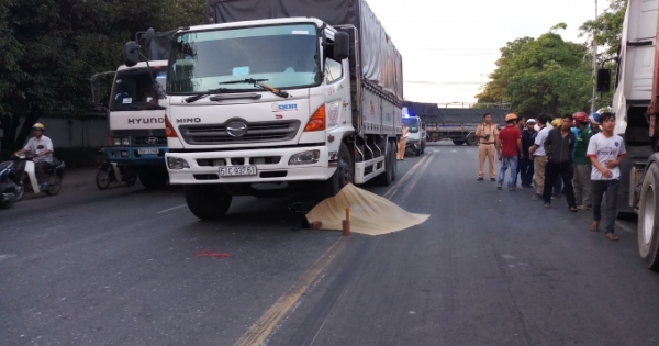 Bình Dương: Một nữ công nhân bị xe tải cán tử vong, thi thể mắc kẹt dưới bánh xe