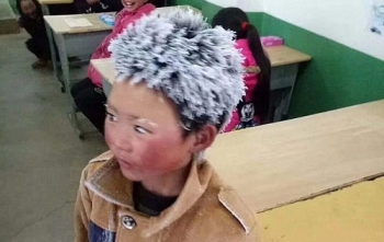 Cậu bé nghèo Trung Quốc tóc đông đá vượt 5 km đến trường