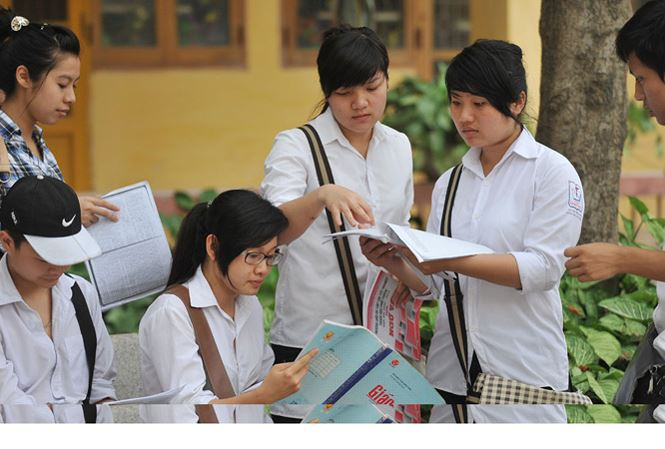 Học sinh lớp 12 trường THPT Trần Ph&uacute;, H&agrave; Nội. Ảnh: Hồng Vĩnh.
