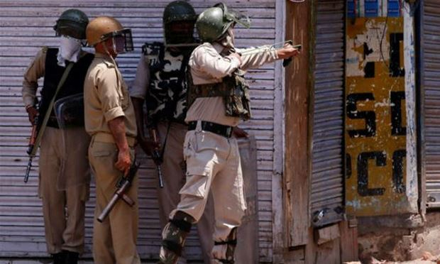 Bất chấp thỏa thuận ngừng bắn năm 2003, đụng độ giữa binh sĩ Ấn Độ v&agrave; Pakistan ở khu vực Đường Ranh giới kiểm so&aacute;t (LoC) vẫn tiếp diễn. Ảnh: Reuters
