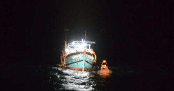 Cứu nạn 12 thuyền viên trên tàu cá gãy bánh lái, cách bờ 48 hải lý