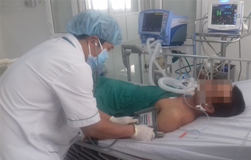 Anh H được cấp cứu tại bện viện đa khoa tỉnh Kon Tum.