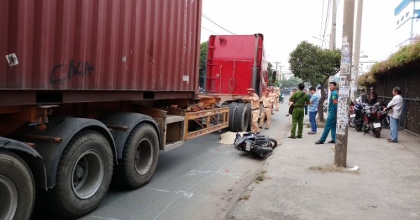 TP HCM: Đi xe máy ngã ra đường, một người đàn ông bị xe container cán tử vong