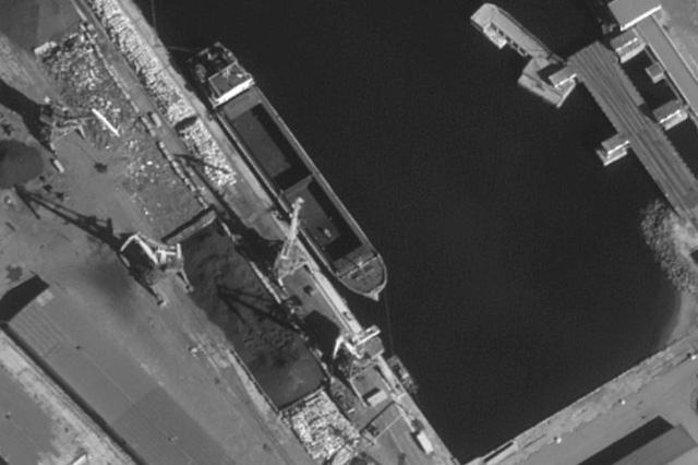 Ảnh vệ tinh chụp t&agrave;u Yu Yuan (Trung Quốc) nhập than từ Triều Ti&ecirc;n v&agrave; chuyển tới cảng Kholmst ở Nga (Ảnh: WSJ)
