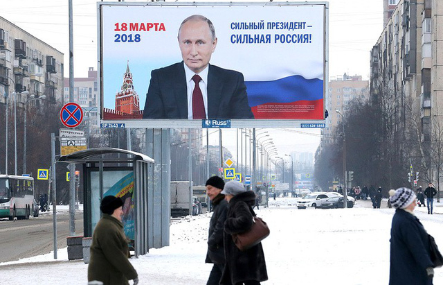 H&igrave;nh ảnh tranh cử của Tổng thống Putin xuất hiện tr&ecirc;n đường phố Nga. (Ảnh: TASS)