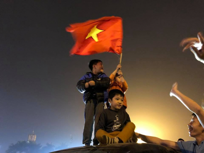 Những cổ động vi&ecirc;n nh&iacute; cũng giơ cao ngọn cờ Việt Nam trong niềm vui chiến thắng.