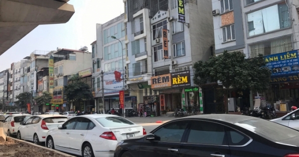 Hà Nội: Nhà hàng ngang nhiên “trưng dụng” lòng đường quốc lộ 32 làm bãi đỗ xe?