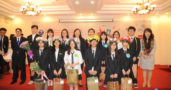 Đại học Quốc gia Hà Nội: Học sinh chuyên Ngoại ngữ sôi nổi với Cuộc thi Hùng biện 6 thứ tiếng