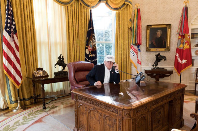 Tổng thống Trump b&ecirc;n trong ph&ograve;ng Bầu Dục. (Ảnh: Nh&agrave; Trắng)