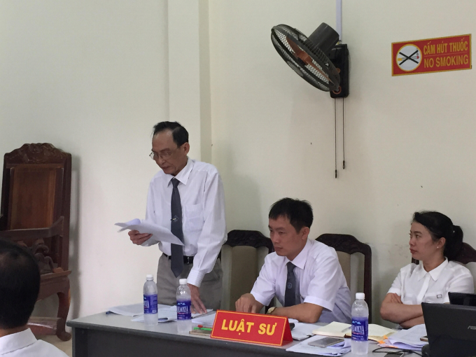 Luật sư Đinh Lu&acirc;n (đứng) cho biết, c&oacute; nhiều chứng cứ cho thấy Chủ tịch huyện Quỳnh Nhai kh&ocirc;ng phạm tộ
