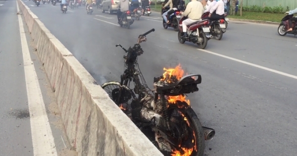 TP HCM: Xe máy bốc cháy trên xa lộ Hà Nội