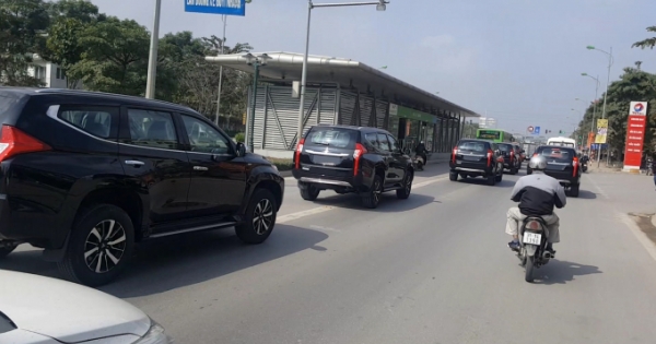 Hà Nội: Xuất hiện “dàn xe” Mitsubishi không BKS, bật còi hú, lấn làn xe bus nhanh