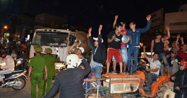 Người dân Lâm Đồng dùng máy cày đi cổ vũ, ăn mừng đội tuyển Việt Nam chiến thắng