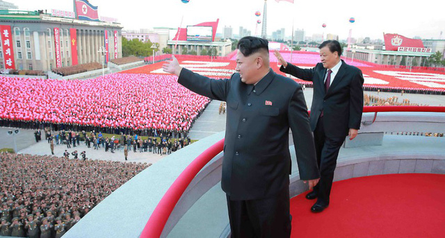 Nh&agrave; l&atilde;nh đạo Kim Jong-un dự một lễ duyệt binh của Triều Ti&ecirc;n (Ảnh: AAP)