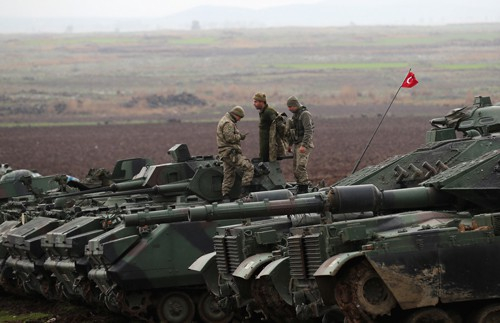 Binh sĩ, xe tăng v&agrave; xe bọc th&eacute;p chở qu&acirc;n của Thổ Nhĩ Kỳ tập trung tại bi&ecirc;n giới với Syria h&ocirc;m 23-1 Ảnh: REUTERS