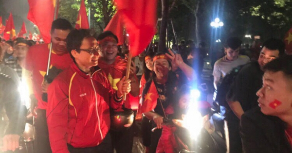 Phó Thủ tướng Vũ Đức Đam ăn mừng chiến thắng của U23 Việt Nam cùng hàng ngàn người trên đường phố
