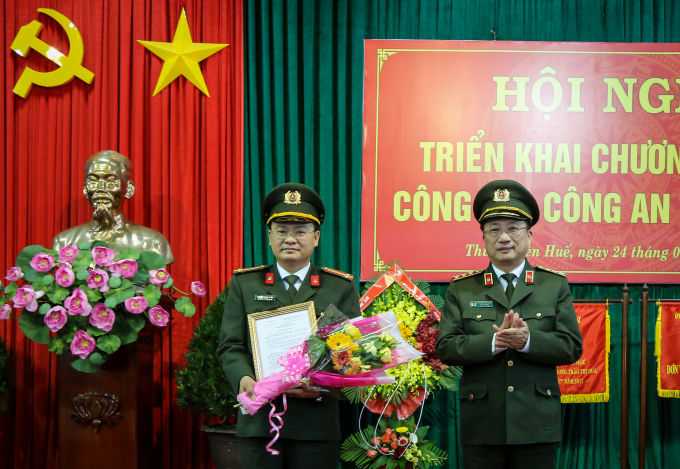 Trung t&aacute; Nguyễn Thanh Tuấn (b&ecirc;n tr&aacute;i) được bổ nhiệm giữ chức Ph&oacute; Gi&aacute;m đốc C&ocirc;ng an tỉnh TT.Huế.