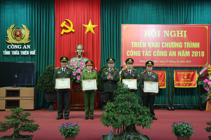 Thượng tướng Nguyễn Văn Th&agrave;nh trao danh hiệu chiến sỹ thi đua to&agrave;n lực lượng CAND cho 05 c&aacute; nh&acirc;n đạt th&agrave;nh t&iacute;ch xuất sắc.