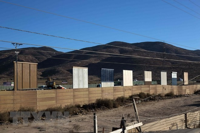 C&aacute;c mẫu tường bi&ecirc;n giới được dựng tại th&agrave;nh phố San Diego, bang California, Mỹ. (Nguồn: AFP/TTXVN)