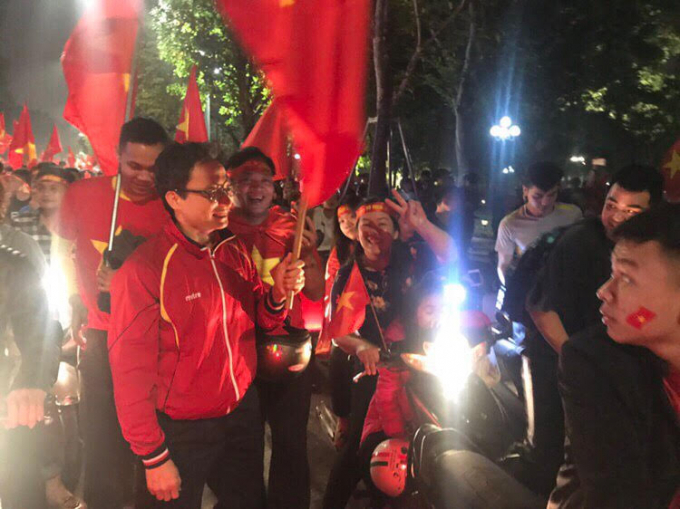 Ph&oacute; Thủ tướng Vũ Đức Đam đi xe m&aacute;y cỗ vũ đội tuyển U23 Việt Nam