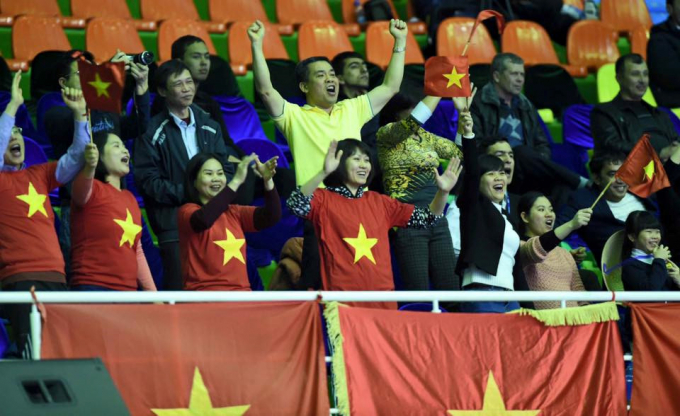 Cộng đồng người Việt Nam tại Uzbekistan cổ vũ đội tuyển Futsal Việt Nam trong giải đấu tại Tashkent năm 2016. Ảnh:&nbsp;NVCC.