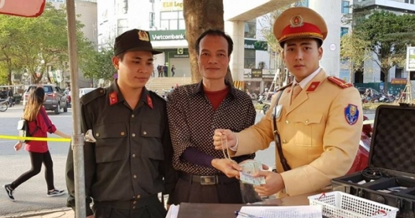 Hà Nội: Cảnh sát 141 trả lại 1 cây vàng cho người dân