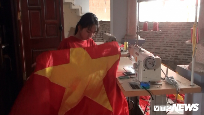 Trắng đ&ecirc;m sản xuất cờ đỏ, băng r&ocirc;n cổ vũ U23 Việt Nam